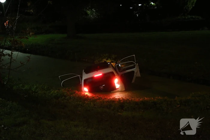 Auto belandt in sloot, bestuurder gered door omstander