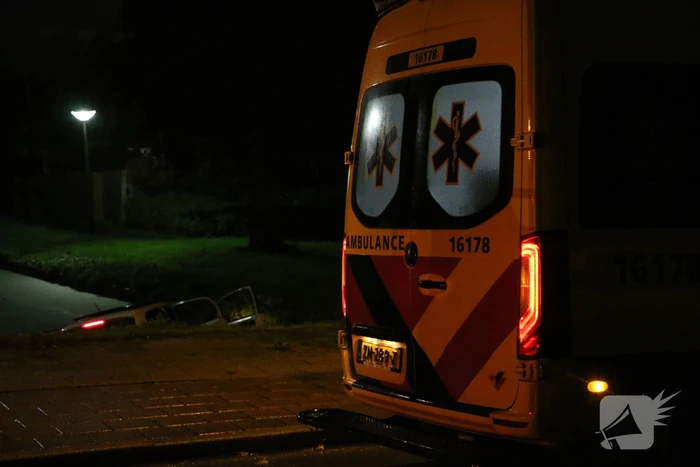 Auto belandt in sloot, bestuurder gered door omstander