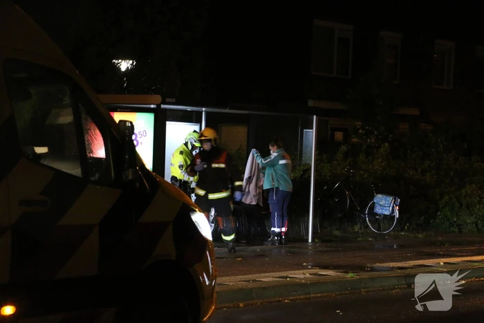 Auto belandt in sloot, bestuurder gered door omstander