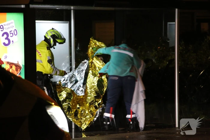 Auto belandt in sloot, bestuurder gered door omstander