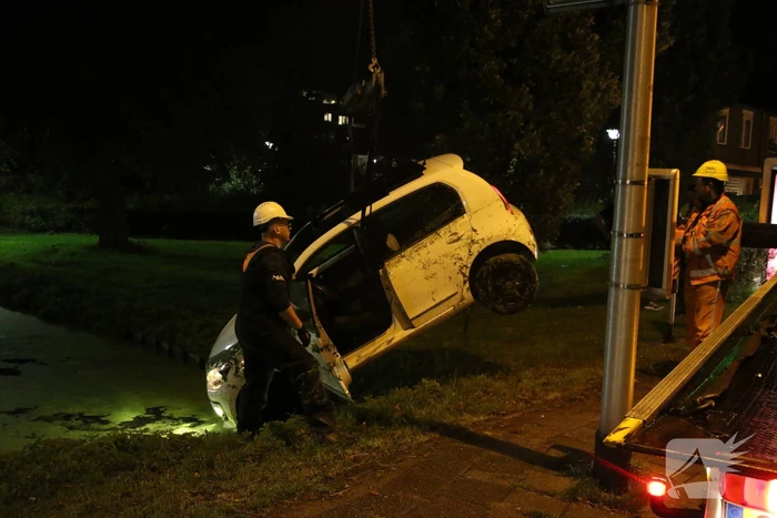 Auto belandt in sloot, bestuurder gered door omstander
