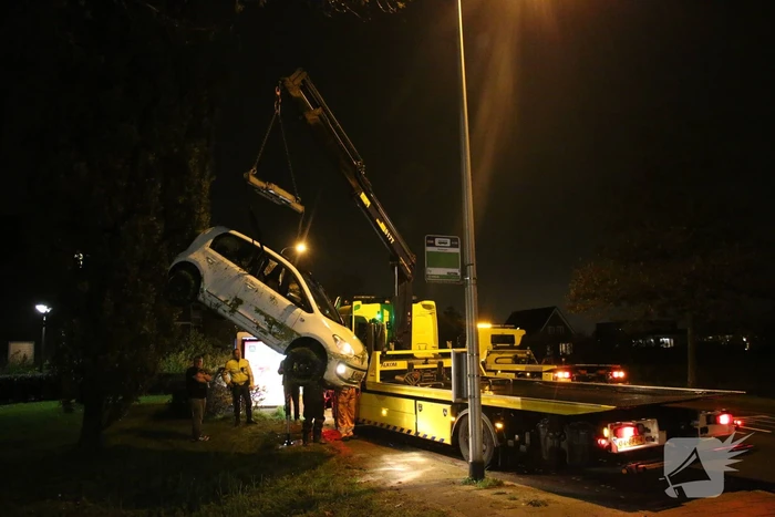 Auto belandt in sloot, bestuurder gered door omstander