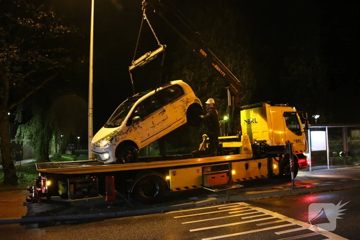 Auto belandt in sloot, bestuurder gered door omstander