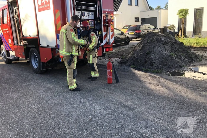 Steekvlam uit warmtepomp met poederblusser gedoofd