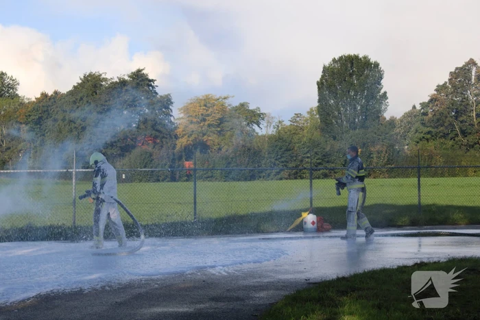 Brand in ton achter tankstation
