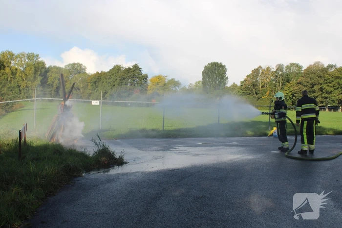Brand in ton achter tankstation
