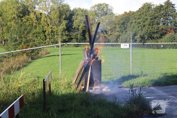 Brand in ton achter tankstation