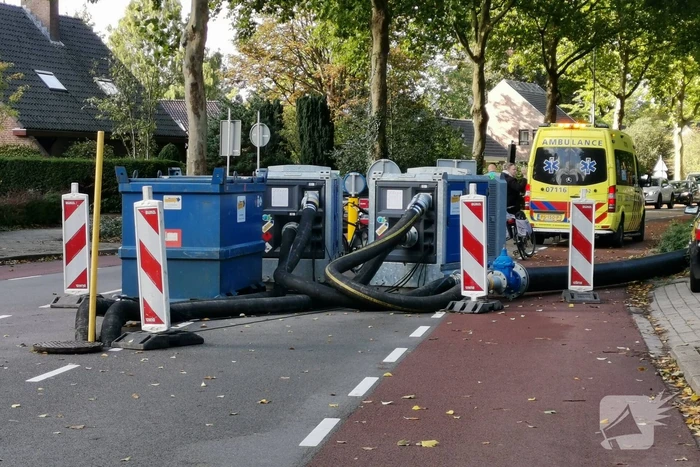 Fietser komt hard ten val door slangen op de weg