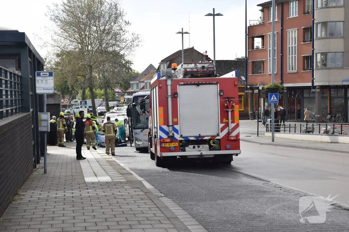 Persoon gewond bij ongeval tussen personenauto en bus
