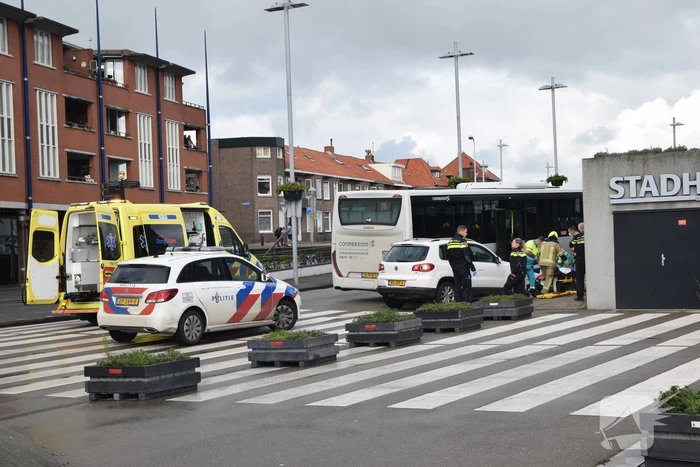 Persoon gewond bij ongeval tussen personenauto en bus