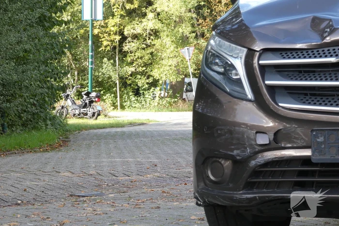 Bestelbus ziet scooterrijder over het hoofd en botst