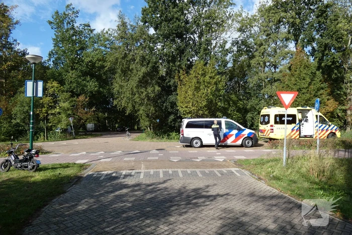 Bestelbus ziet scooterrijder over het hoofd en botst