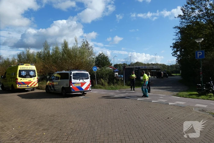 Bestelbus ziet scooterrijder over het hoofd en botst