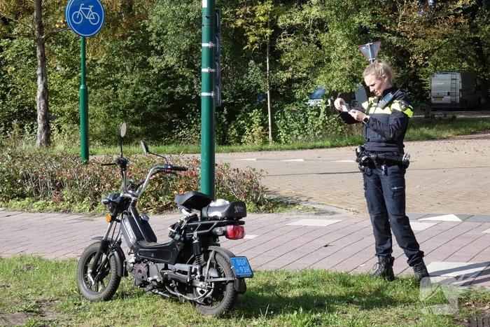 Bestelbus ziet scooterrijder over het hoofd en botst