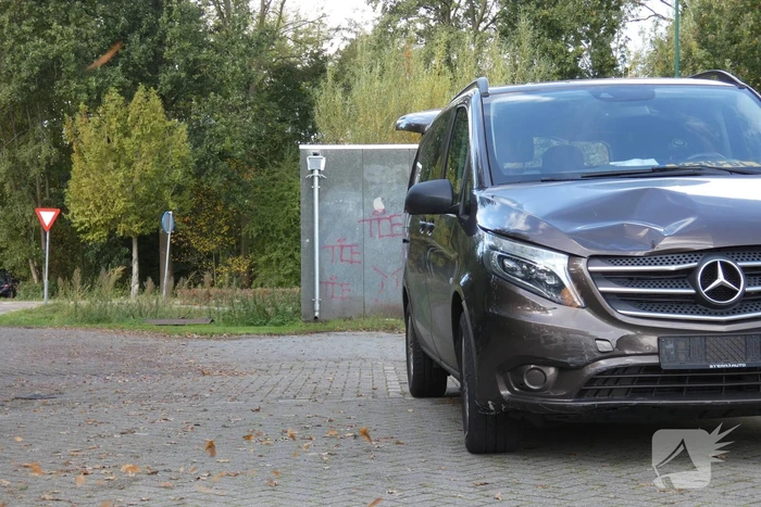 Bestelbus ziet scooterrijder over het hoofd en botst