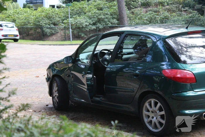 Twee auto's botsen op kruising