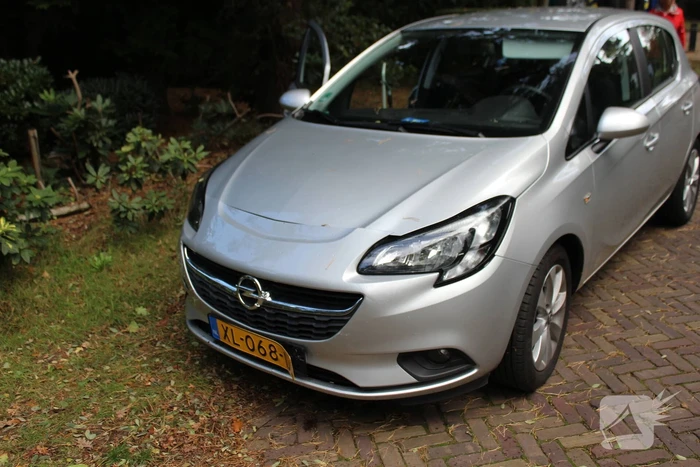 Twee auto's botsen op kruising