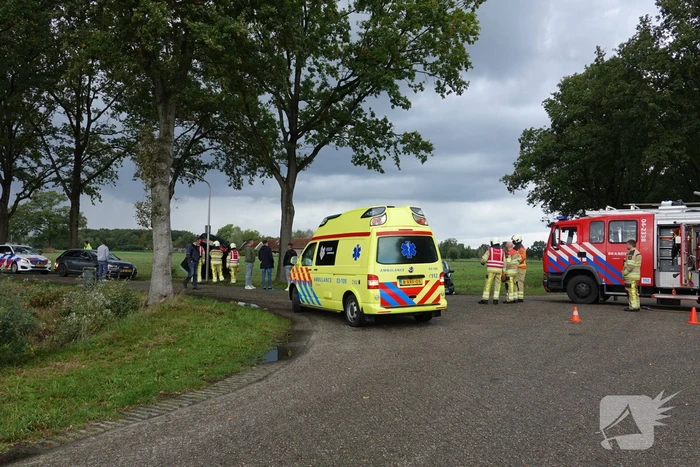Auto belandt op de kop in greppel na botsing