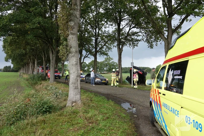 Auto belandt op de kop in greppel na botsing