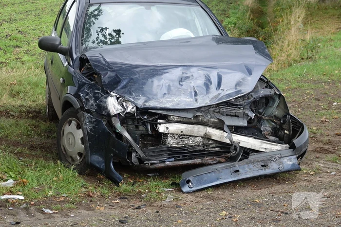 Auto belandt op de kop in greppel na botsing