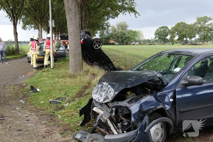 Auto belandt op de kop in greppel na botsing