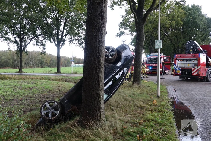 Auto belandt op de kop in greppel na botsing