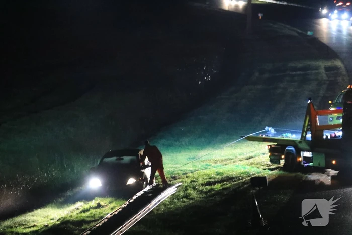 Personenauto raakt van de weg en belandt in greppel