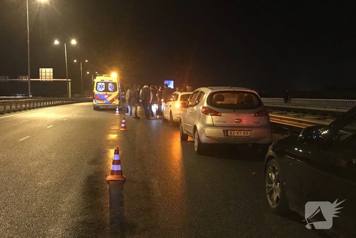 Kop-staartbotsing tussen drie auto's