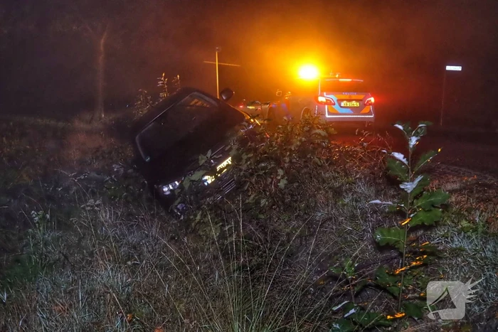 Auto in sloot, bestuurder spoorloos