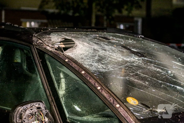 Auto enorm beschadigd door explosief