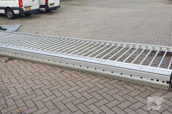 Auto raakt van de weg komt tot stilstand tegen toeganspoort
