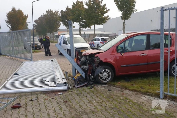 Auto raakt van de weg komt tot stilstand tegen toeganspoort