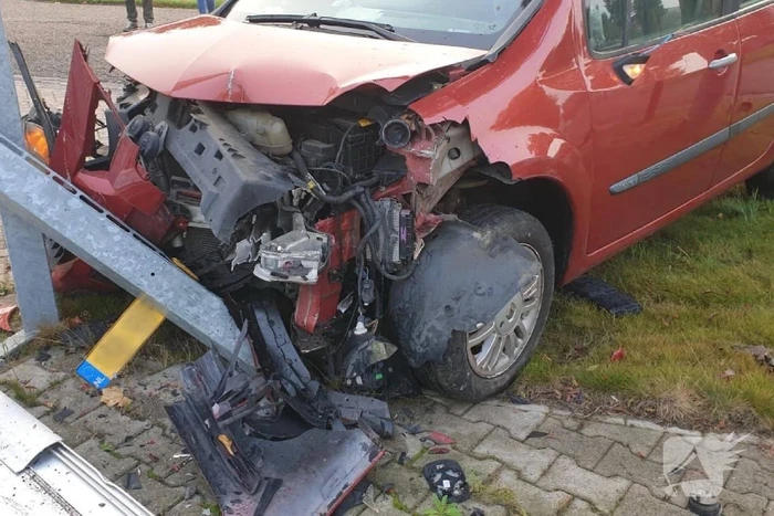 Auto raakt van de weg komt tot stilstand tegen toeganspoort