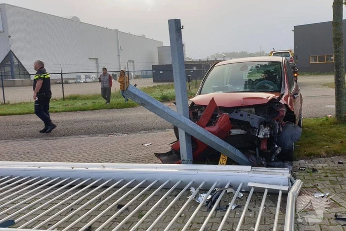 Auto raakt van de weg komt tot stilstand tegen toeganspoort