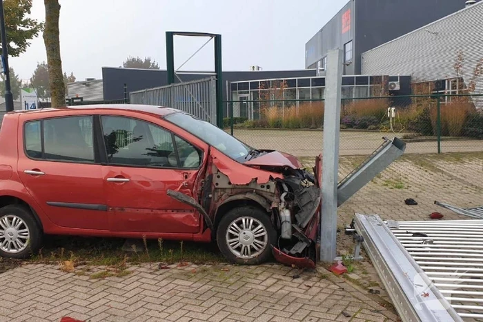 Auto raakt van de weg komt tot stilstand tegen toeganspoort