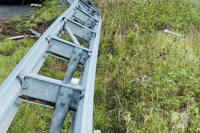 Auto belandt op toerit van snelweg in vangrail