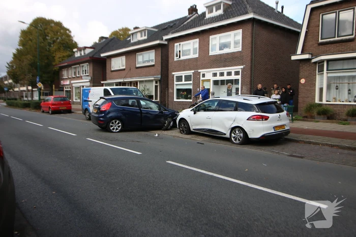 Schade na aanrijding tussen twee voertuigen