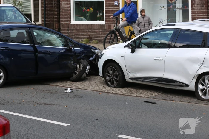 Schade na aanrijding tussen twee voertuigen