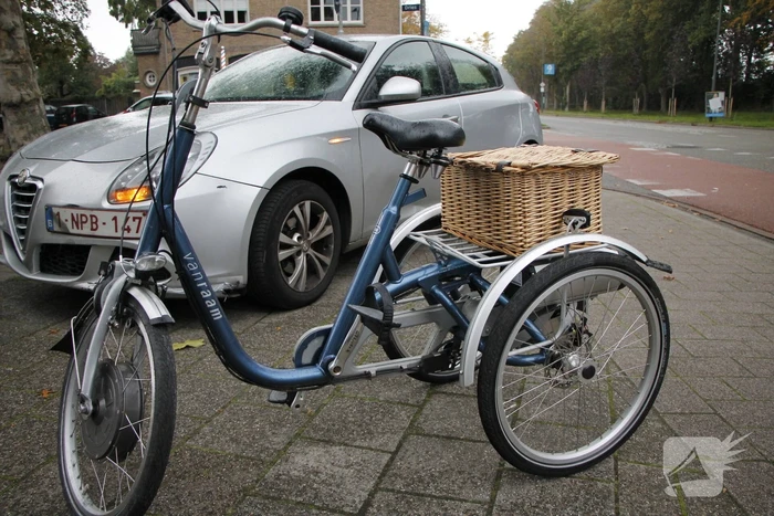 Auto en fietsster in botsing