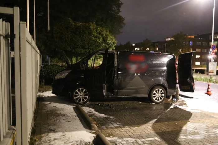 Uitgebrande bestelbus vat opnieuw vlam