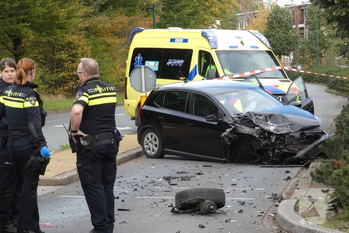 Enorme schade na botsing met twee auto's