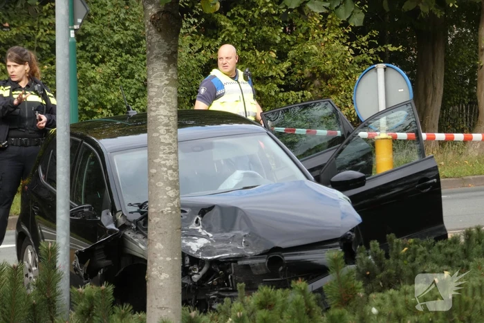 Enorme schade na botsing met twee auto's