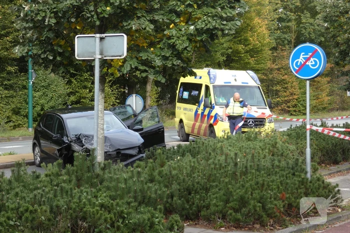 Enorme schade na botsing met twee auto's