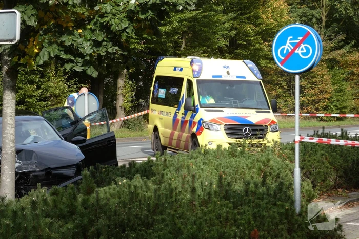 Enorme schade na botsing met twee auto's