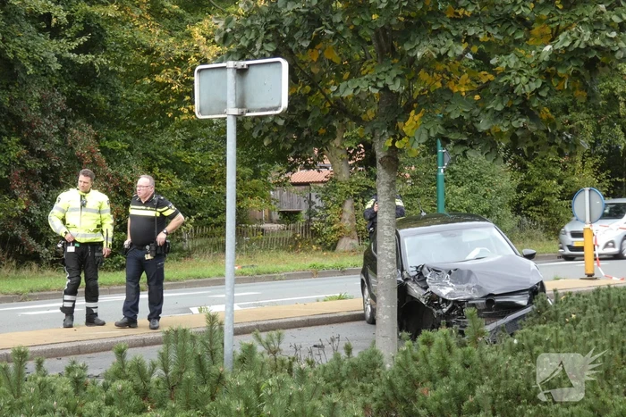 Enorme schade na botsing met twee auto's