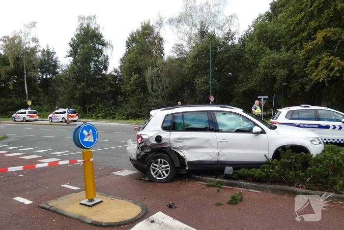 Enorme schade na botsing met twee auto's