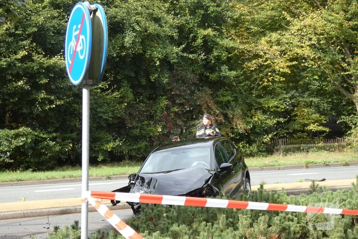 Enorme schade na botsing met twee auto's