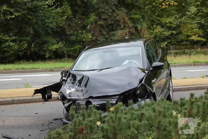 Enorme schade na botsing met twee auto's