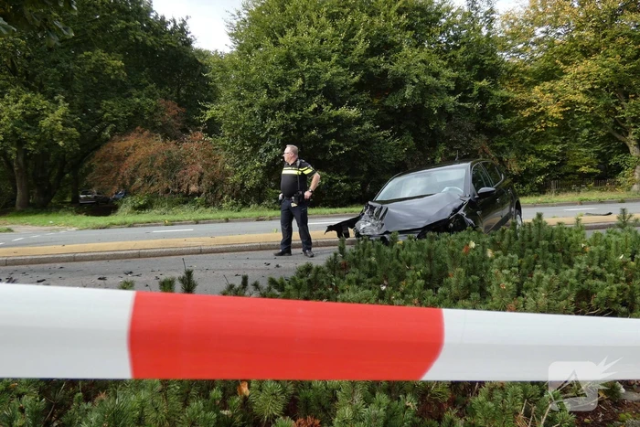 Enorme schade na botsing met twee auto's