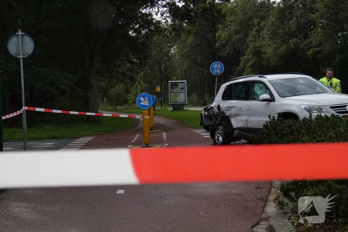 Enorme schade na botsing met twee auto's